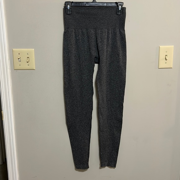 NVGTN Contour Solid Seamless Leggings - Picture 3 of 4